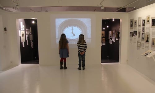 Занятия для школьников по выставке «Театр жизни Каролы Неер»